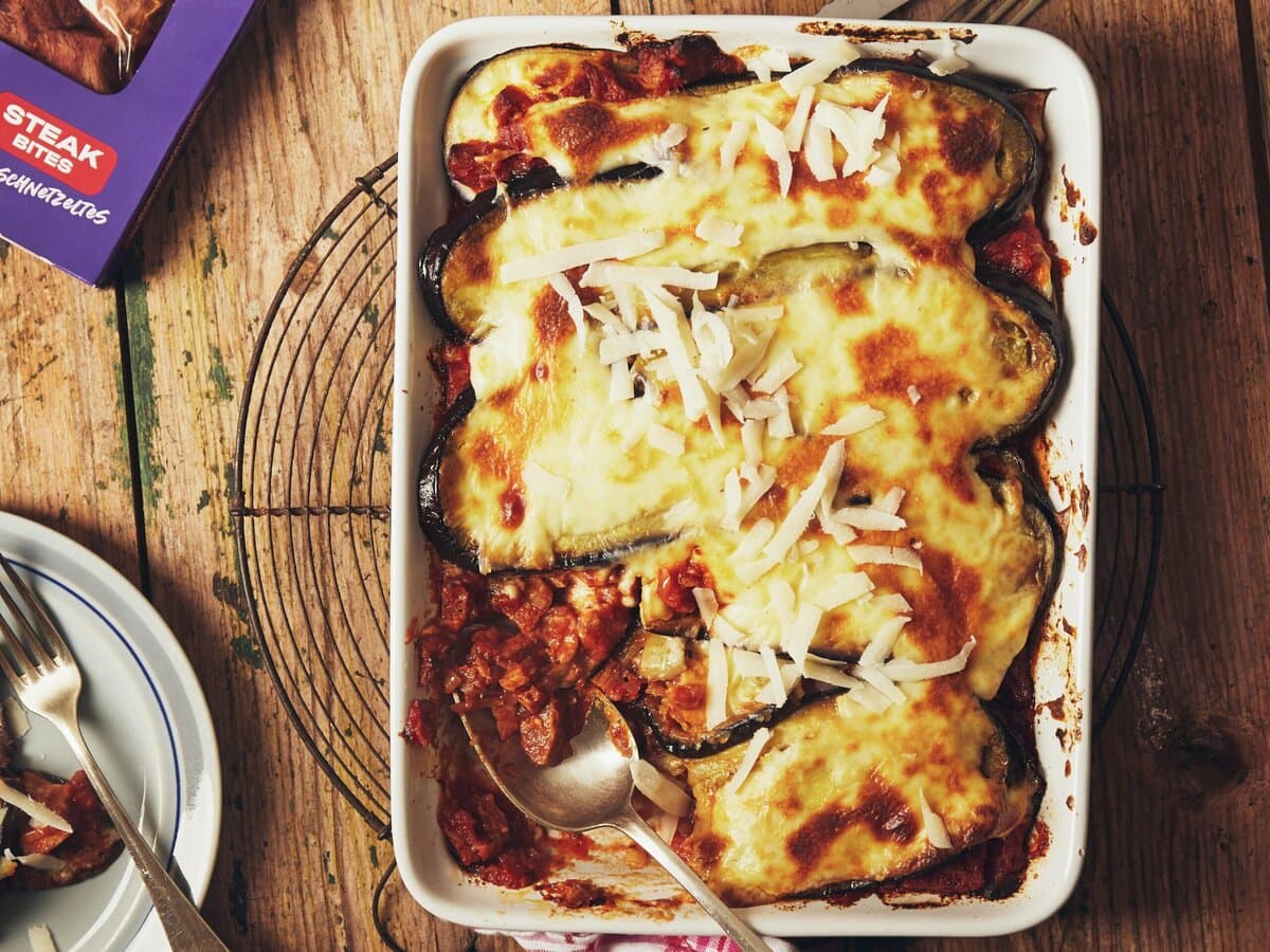 Vega moussaka in ovenschaal met bovenop sliertjes kaas