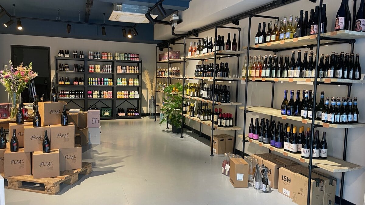 Zero zero alcocholvrije slijterij met flessen in het schap