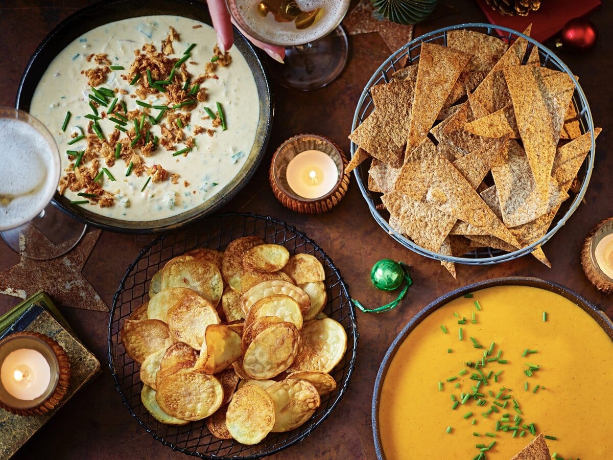 Zureroomdip met gekaramelliseerde ui en bieslook, geserveerd met verse airfryerchips