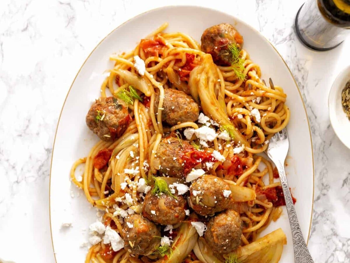 Spaghetti met gehaktballetjes en venkel in tomatensaus