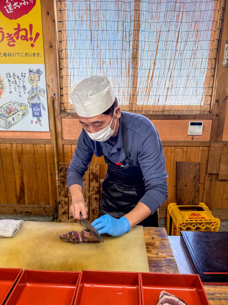 Katsuo no tataki wordt gesneden in Japan