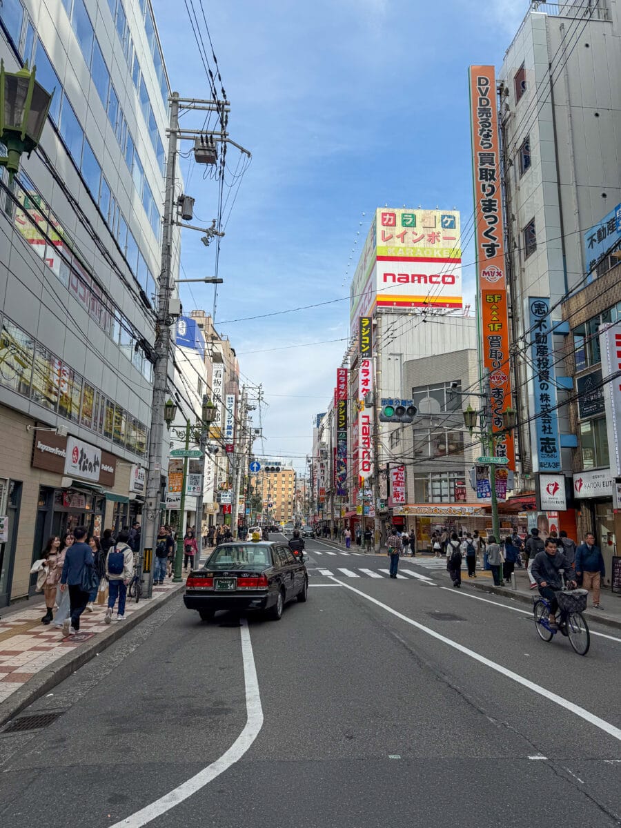 Straat met mensen en een taxi in Osaka, Japan