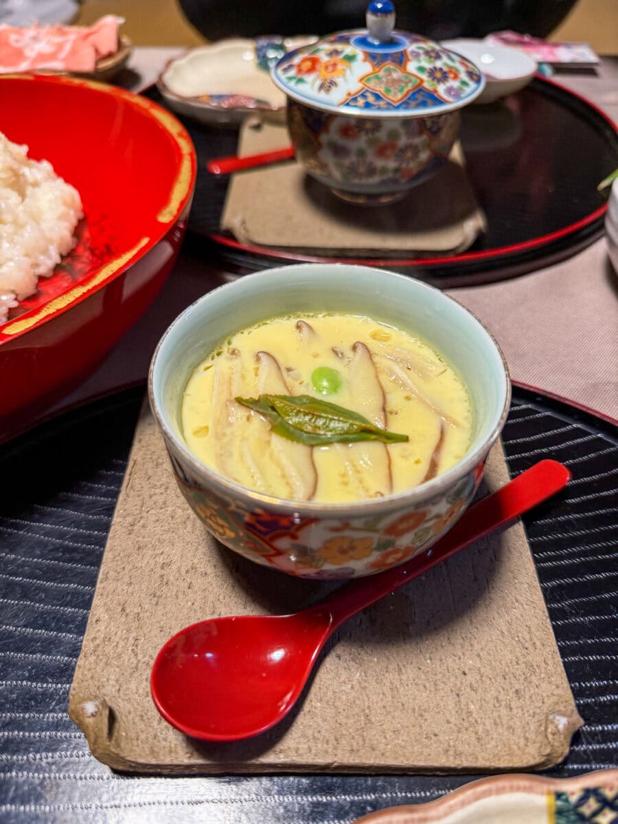 Japanse egg custard in een kommetje