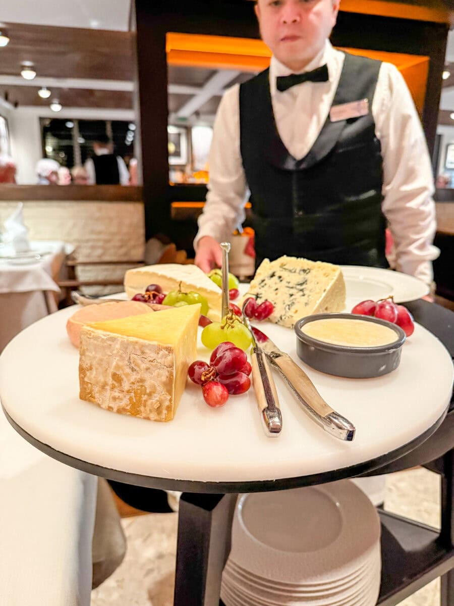 Kaasplateau bij Jacques aan boord van de Allura