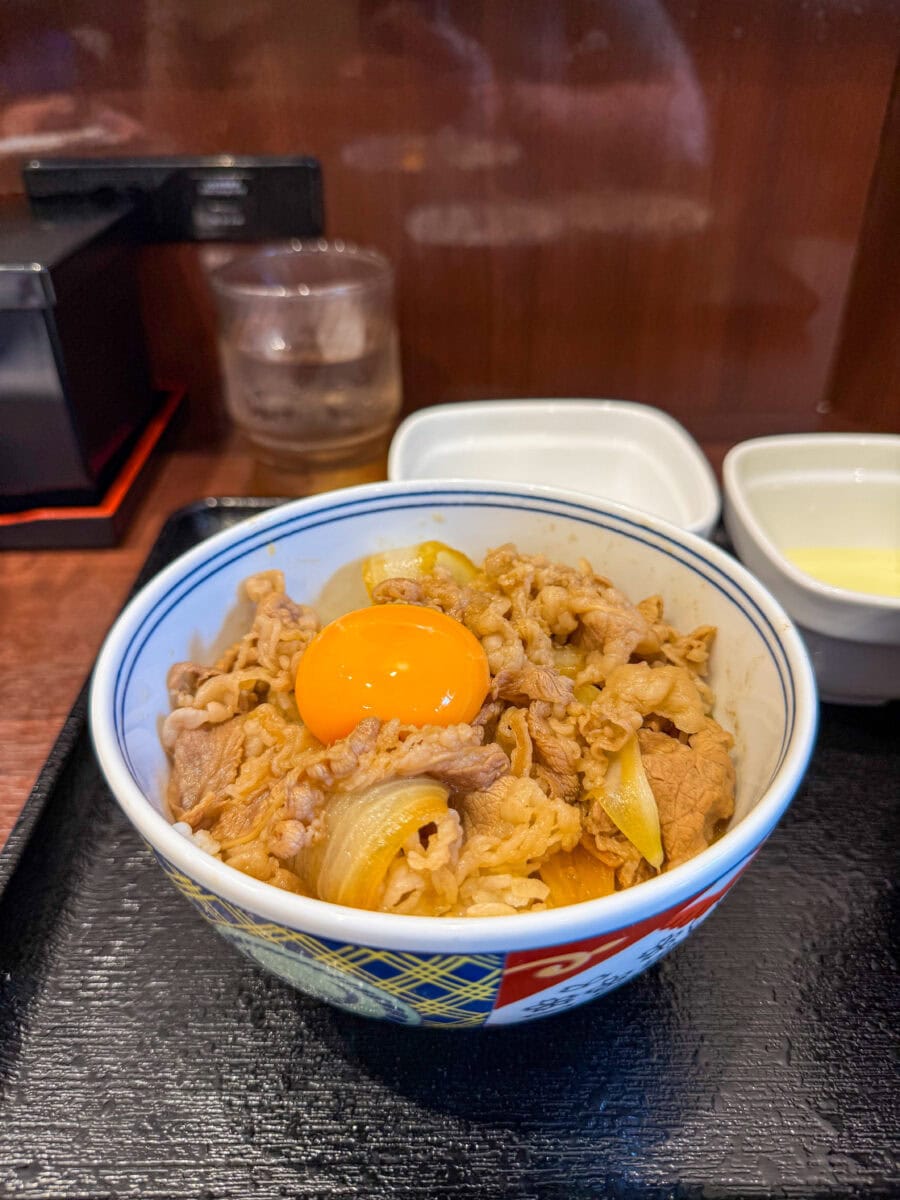 Gyudon met rijst en ei bij Yoshinoya in Osaka