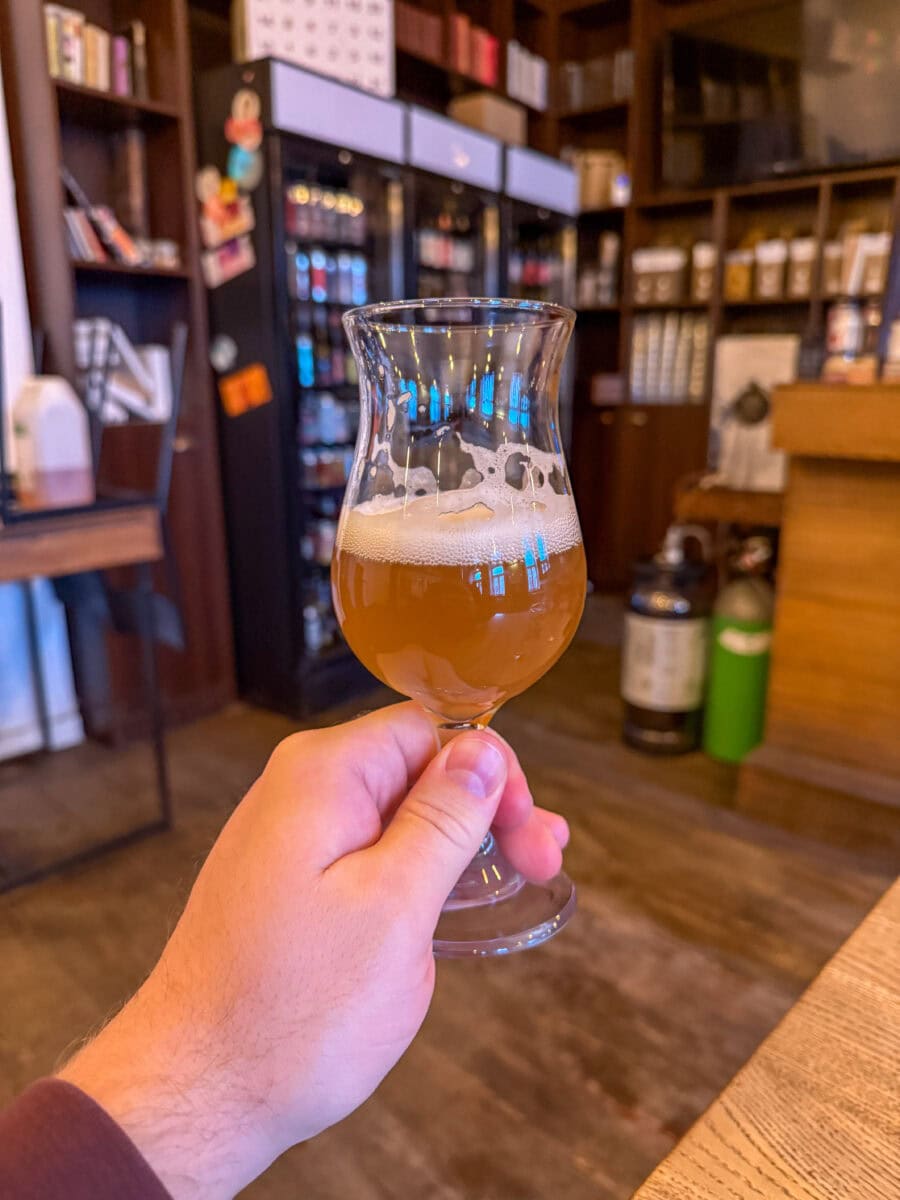 Lokaal bier bij Alaus Biblioteka in Vilnius, Litouwen