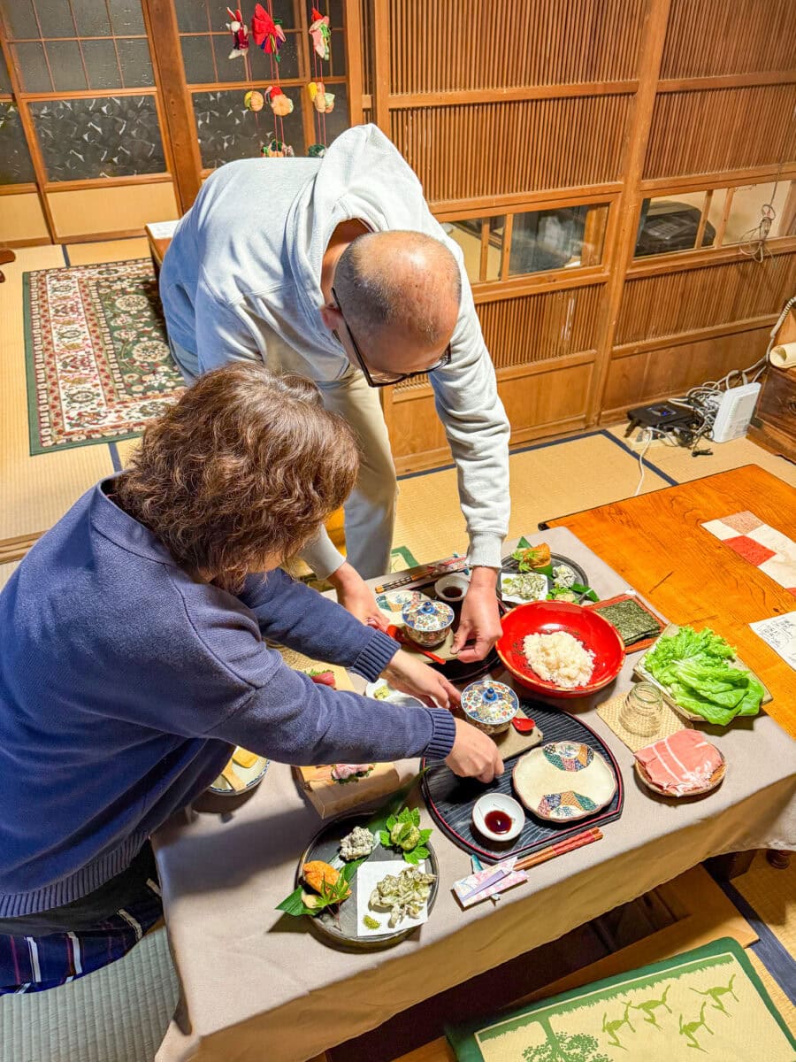 Koichi en Kyoko bereiden een authentiek Japans diner
