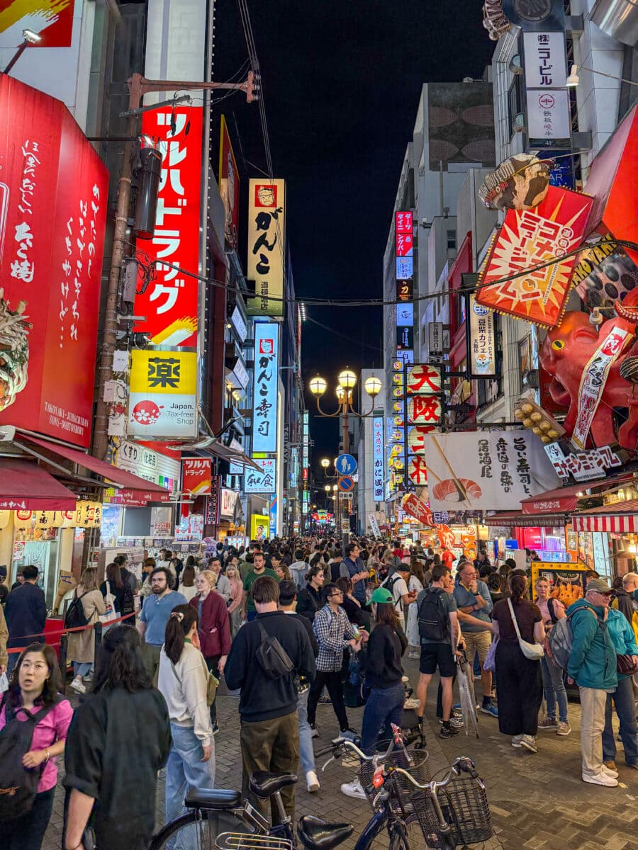 Drukke straat vol mensen in de wijk Dotonbori in Osaka