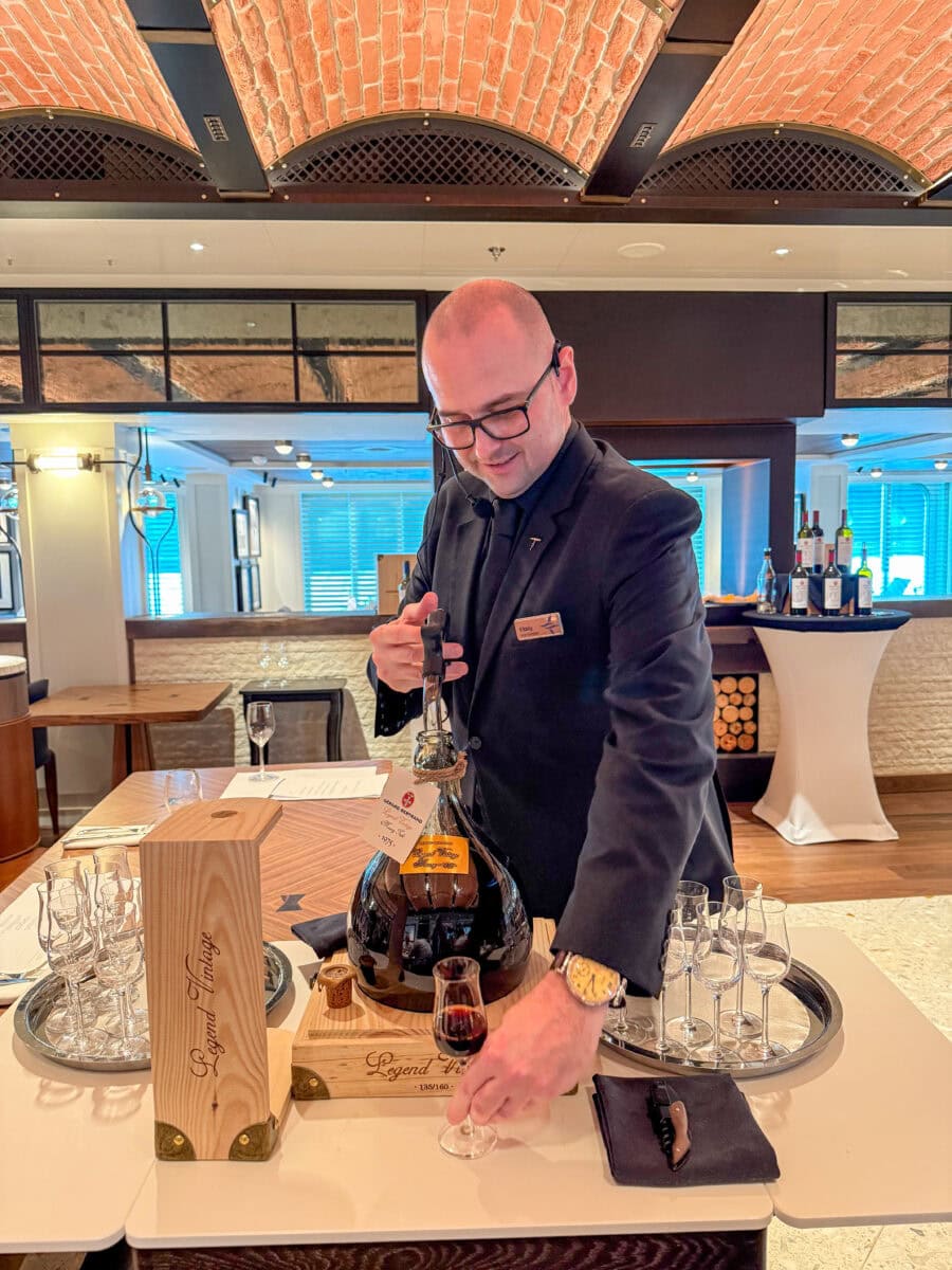 Head sommelier van de Allura van Oceania Cruises