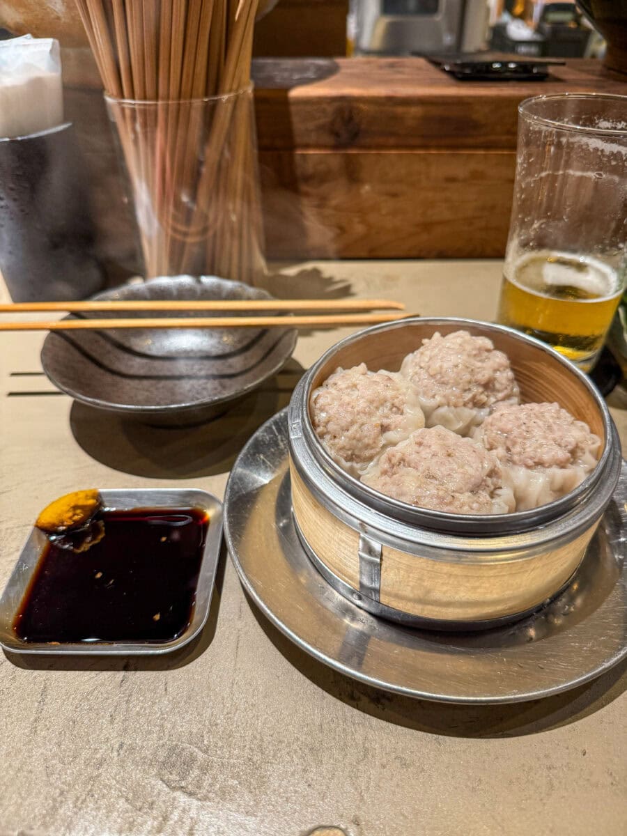 Dumplings gevuld met gehakt bij een izakaya in Osaka