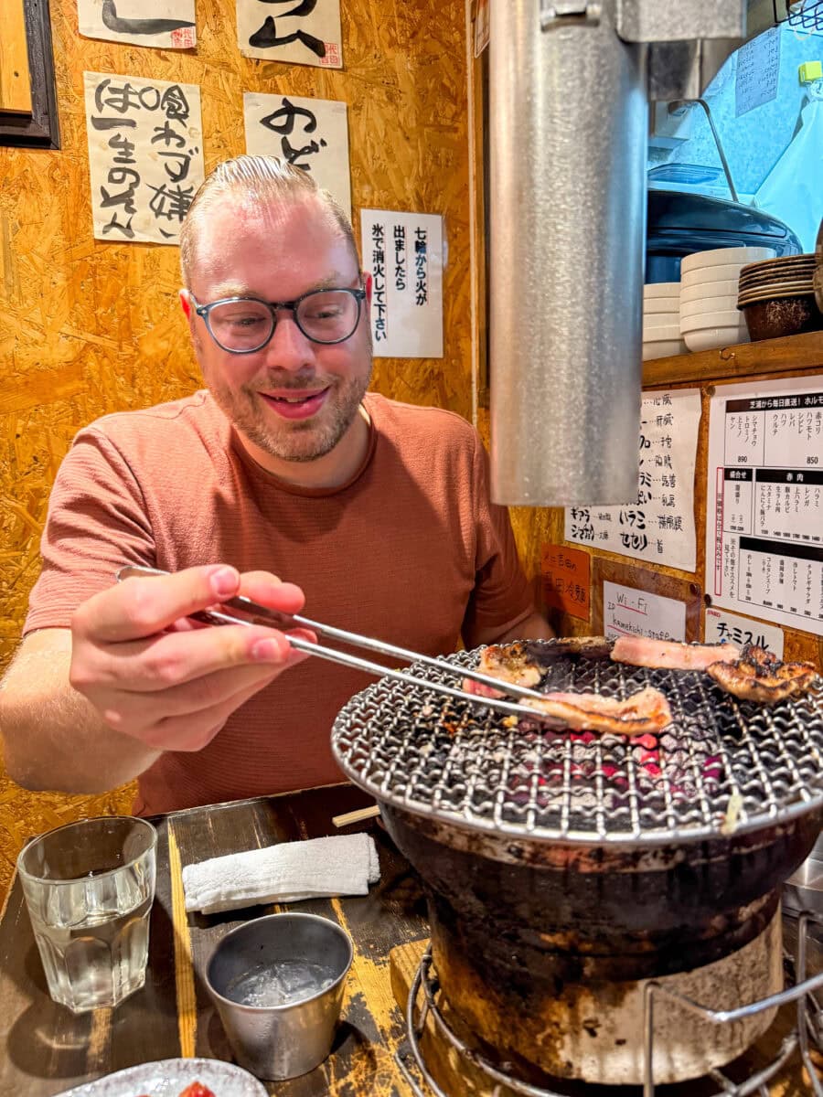 Bas Erkens in Tokio - bij een izakaya voor yakiniku