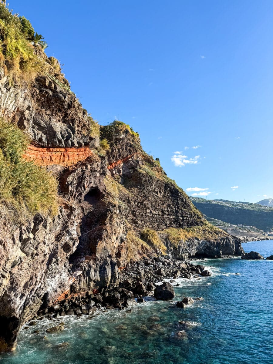 Klif langs de kust van Madeira