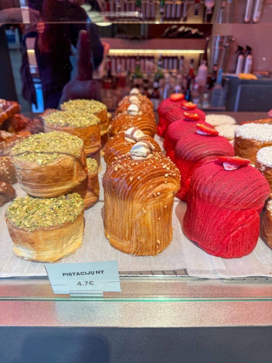 Kleurrijke croissants bij Habits in Vilnius