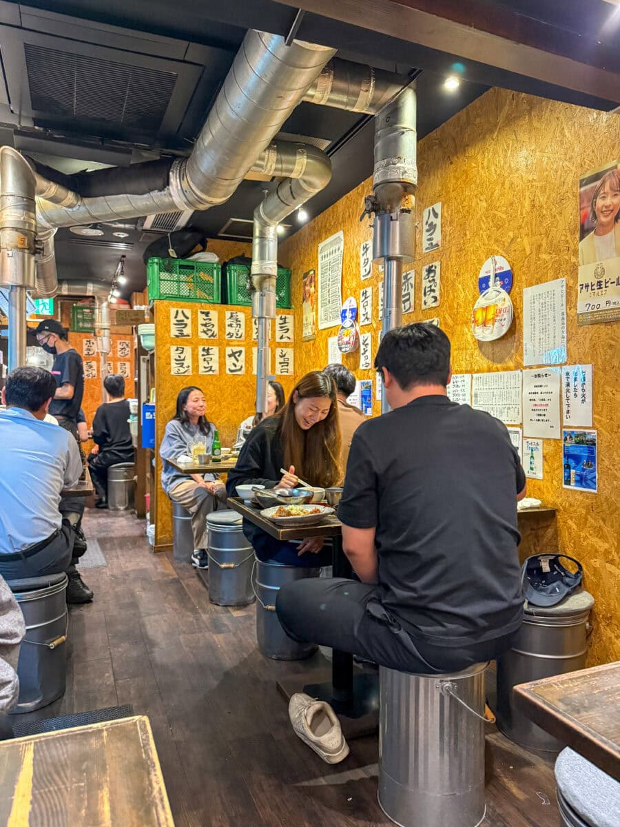 Locals eten in een izakaya in Tokio