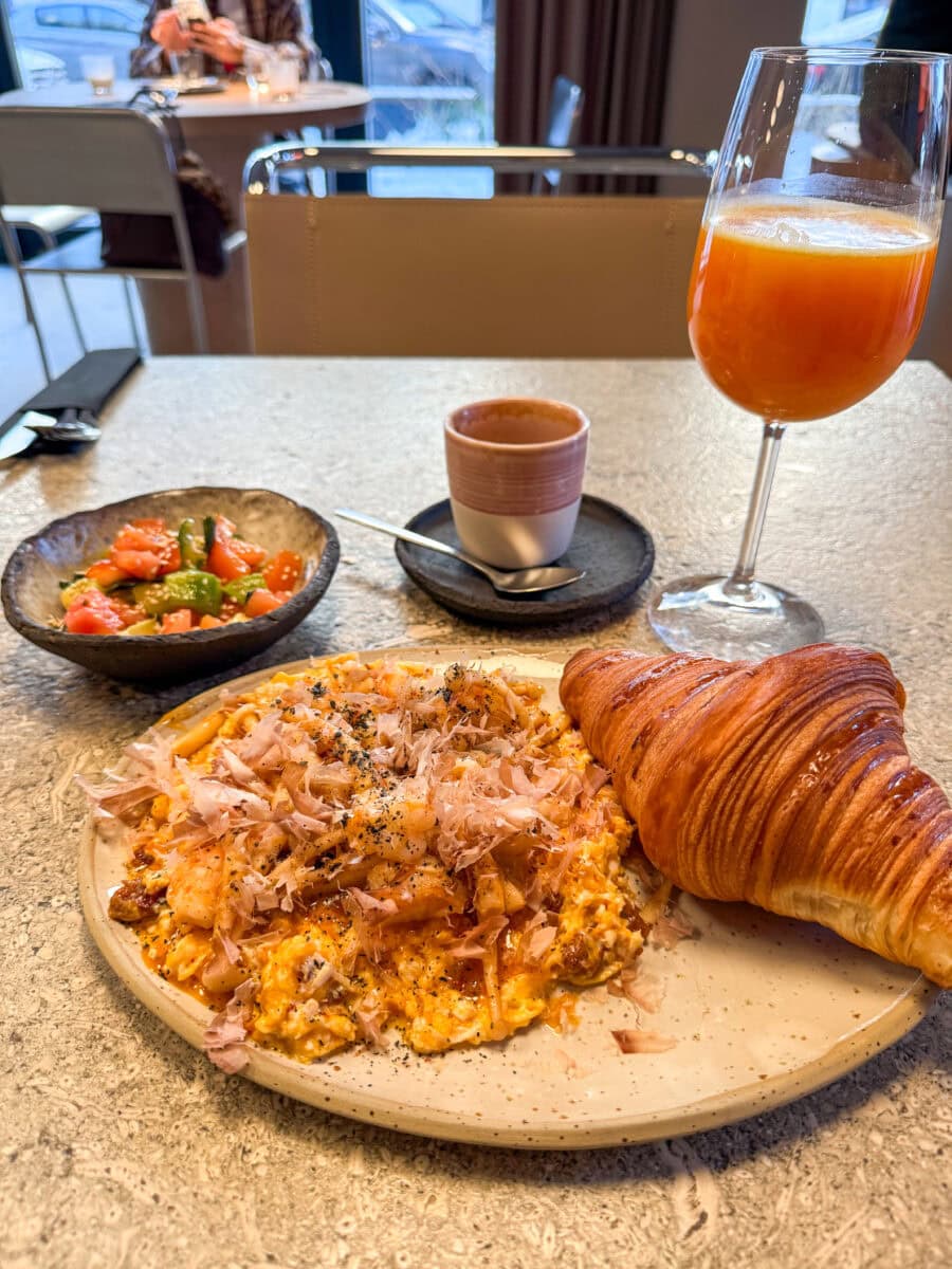 Red Hot Chili Eggs bij Habits Bakery in Vilnius