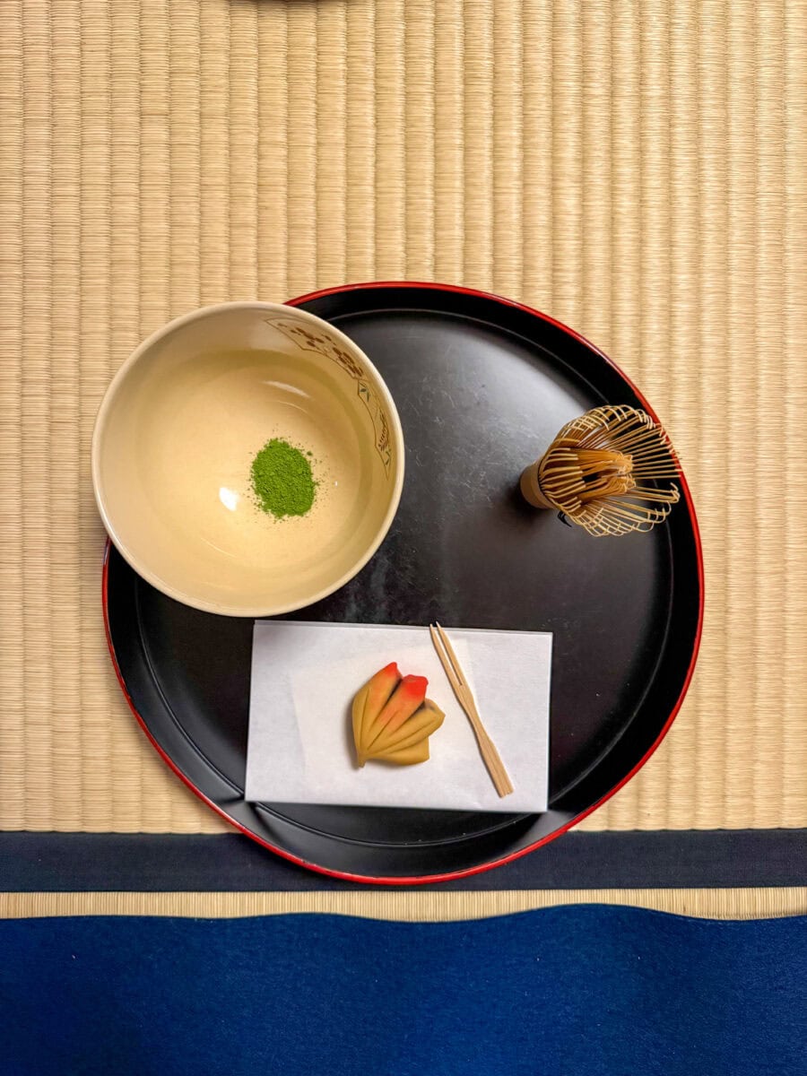 Matcha met een wagashi in Japan