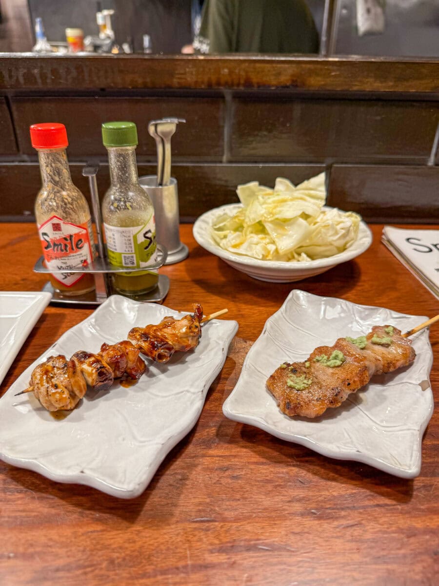 Twee spiesjes yakitori bij een bar in Tokio