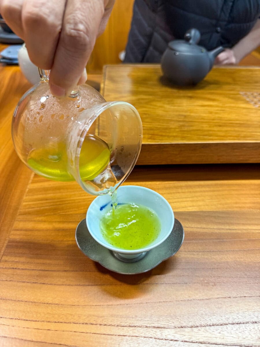 Japanse groene thee wordt ingeschonken in een kopje