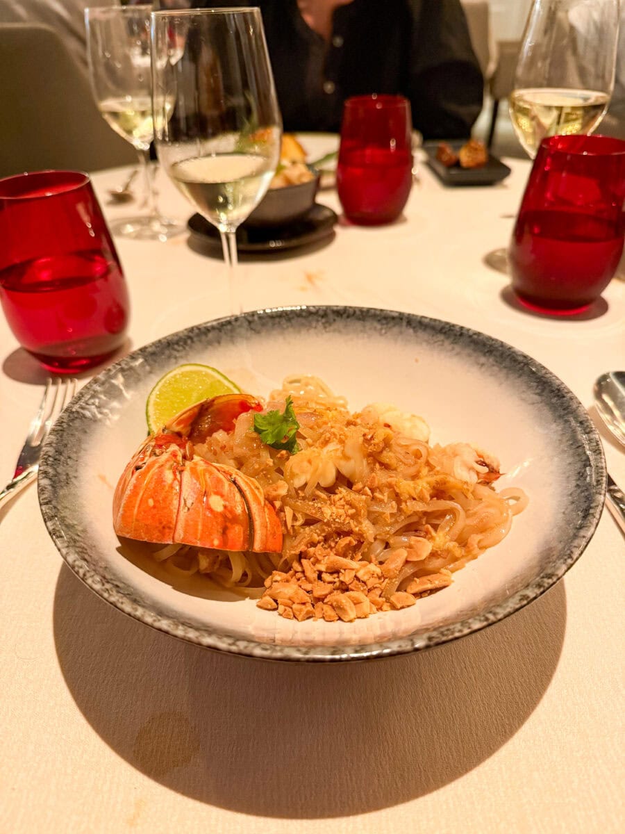 Pad thai met kreeft bij Oceania Cruises
