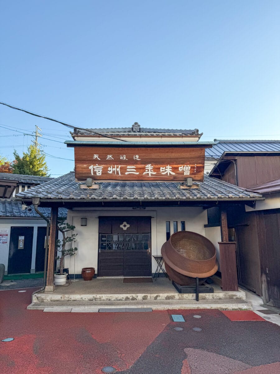 Ingang van een misobrouwerij in Matsumoto, Japan