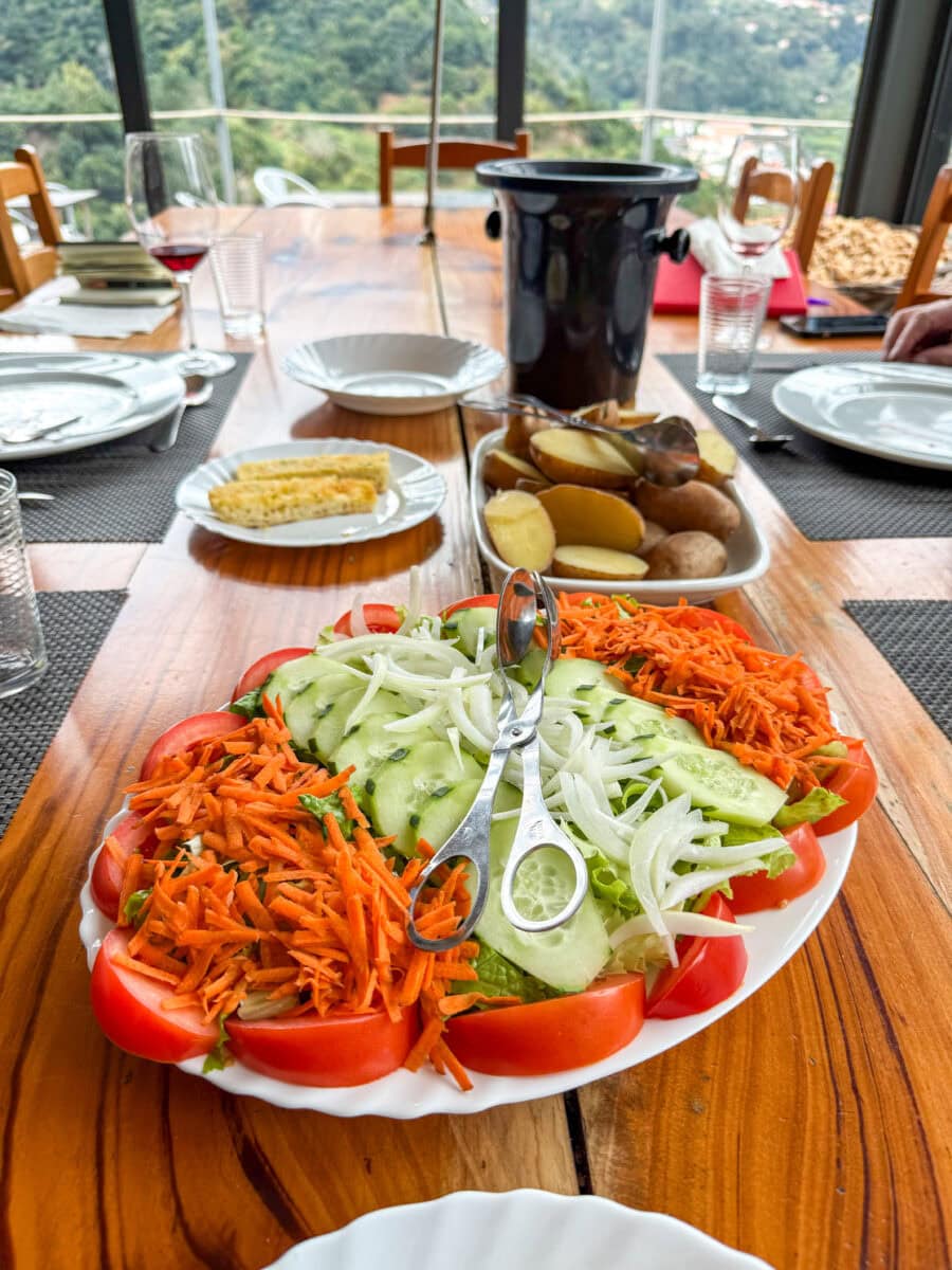 Groenten en aardappelen bij een restaurant op Madeira