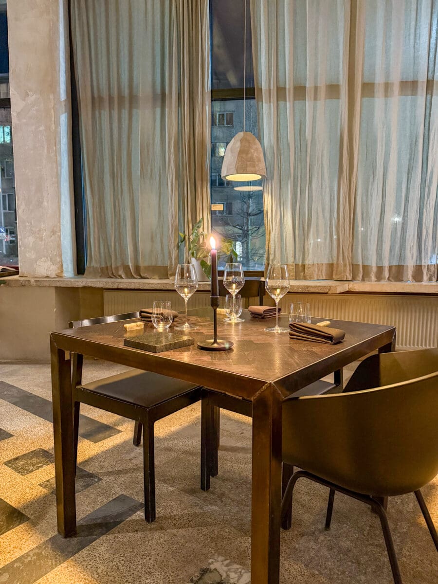 Gedekte tafel bij Restaurant Demo in Vilnius