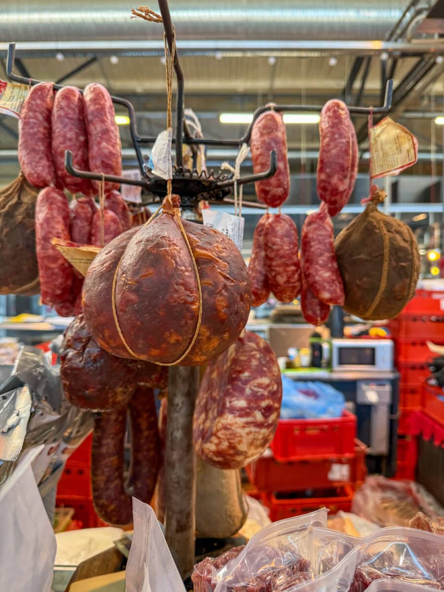 Worsten bij de Halės Markt in Vilnius