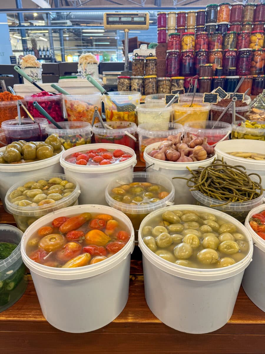 Ingelegde groenten op de Halės Markt in Vilnius