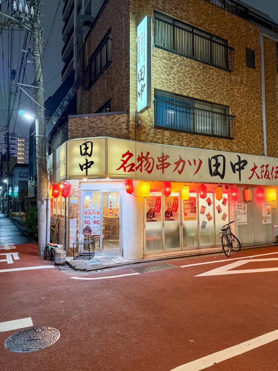 Ingang van een izakaya in Tokio