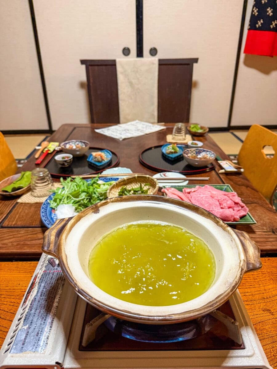 Soep van Japanse groene thee met verse ingrediënten