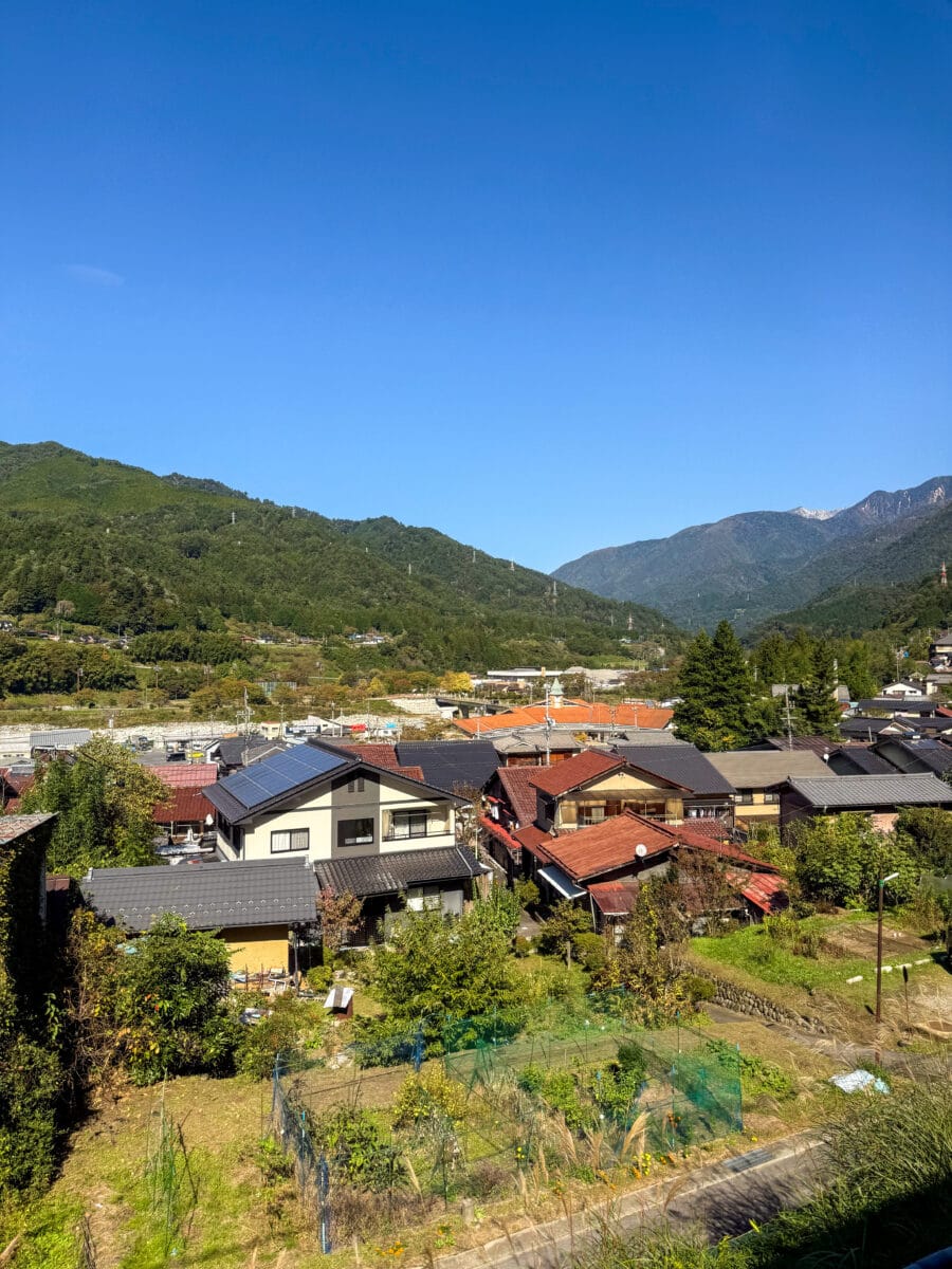 Japans landschap vanuit de trein