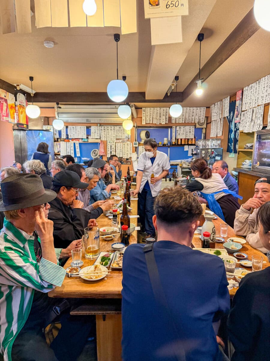 Gevulde izakaya in Tokio