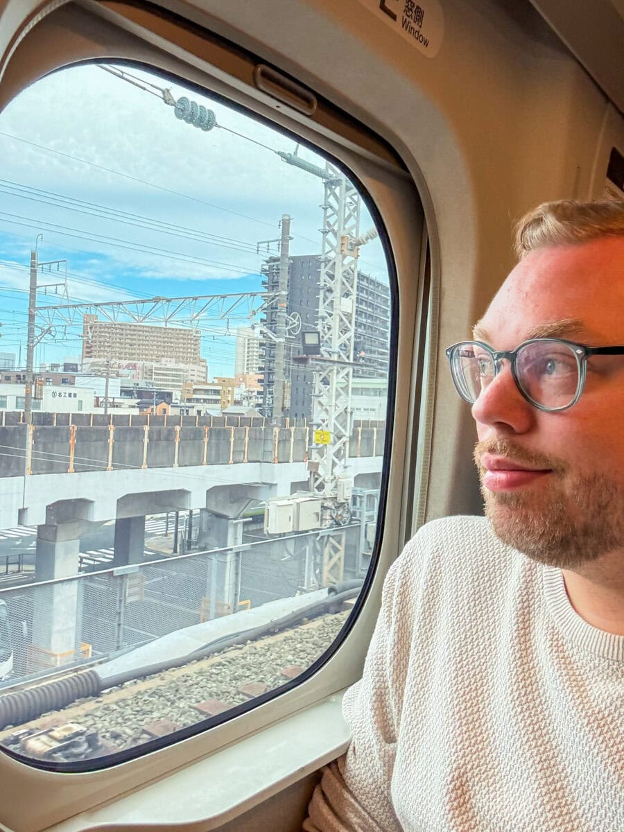 Bas Erkens op reis in de shinkansen in Japan