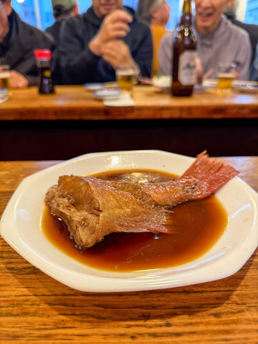 Gestoofde Japanse rode vis bij een izakaya