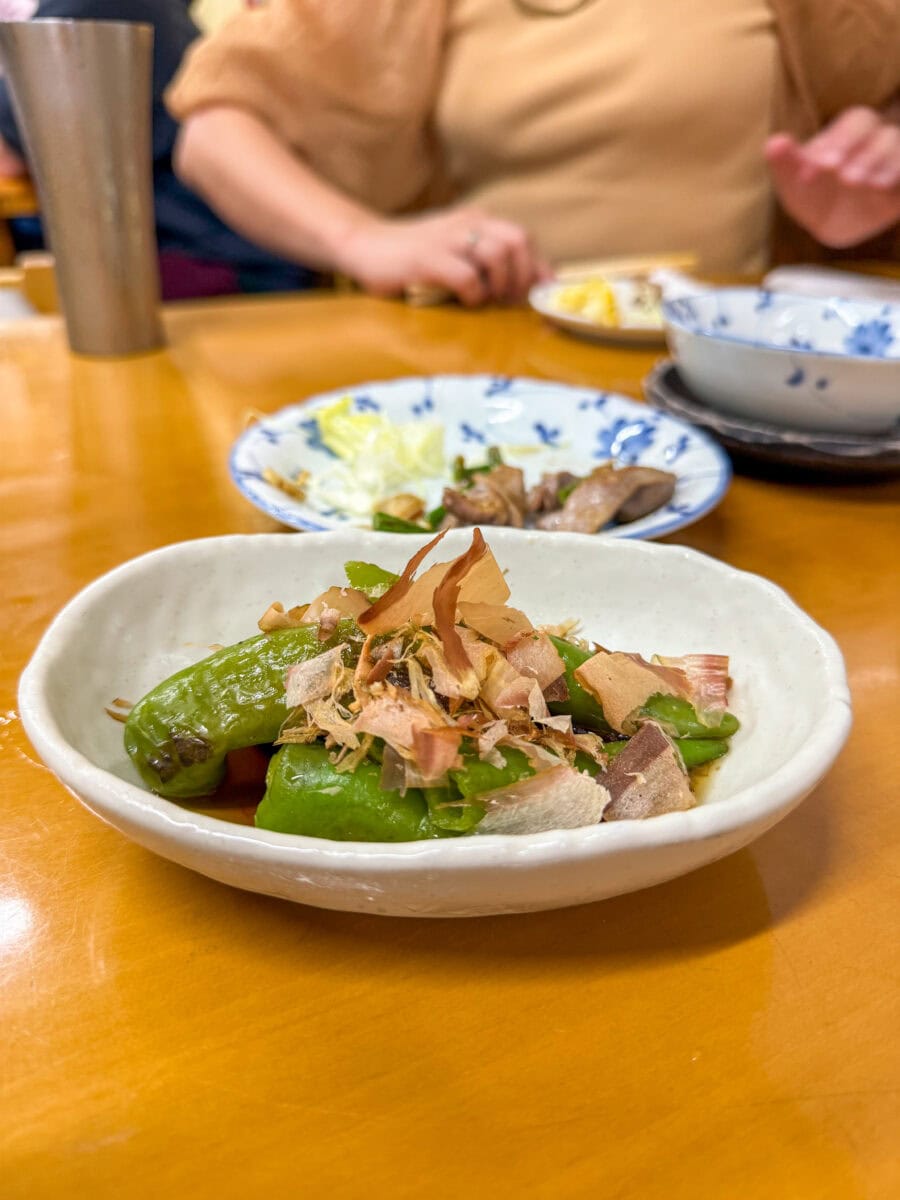 Groenten met gedroogde tonijn in Osaka