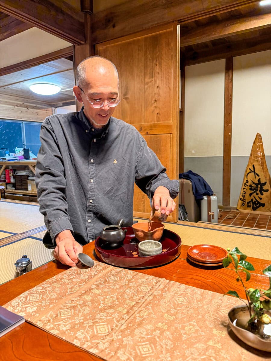 Koichi van een homestay in Japan zet thee