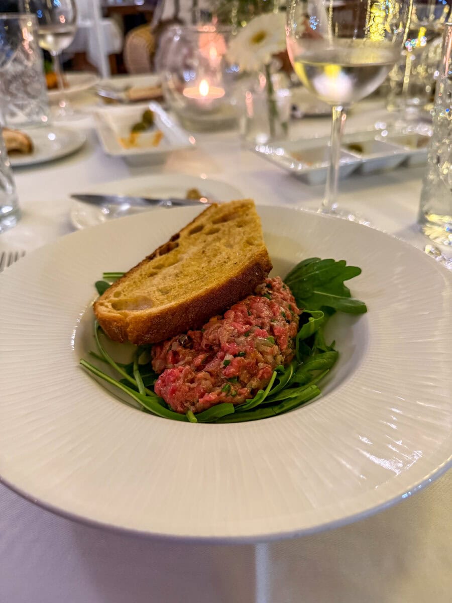 Steak tartare bij een restaurant op Madeira