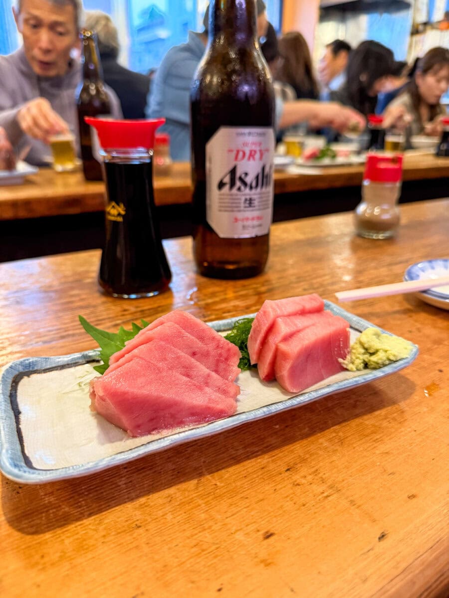 Verse tonijn bij een izakaya in Tokio