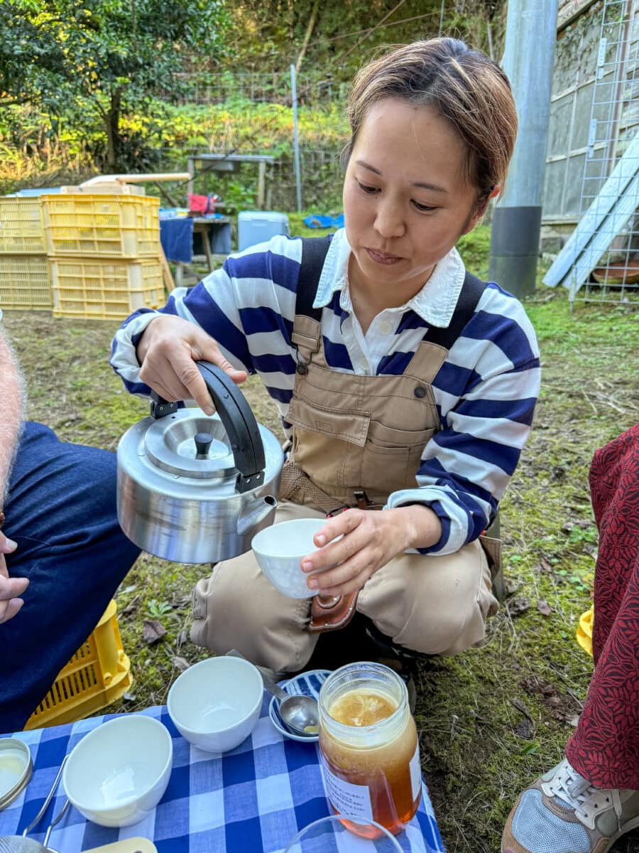 Miu van Ourgarden Farm schenkt thee in