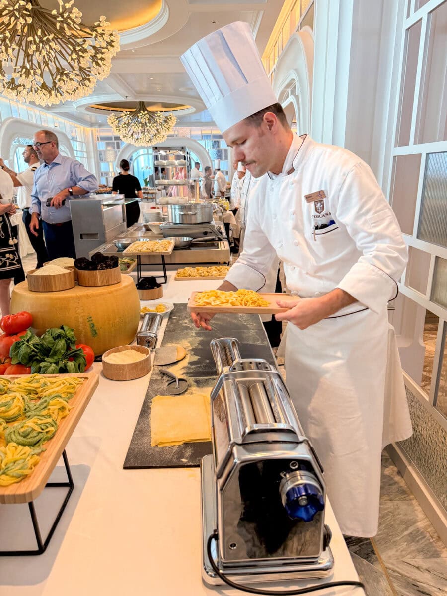 Chef-kok maakt verse pasta bij Oceania Cruises