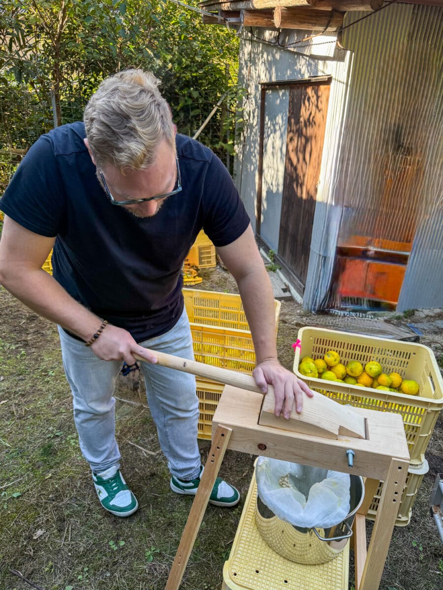 Bas Erkens perst sap van verse yuzu in Japan
