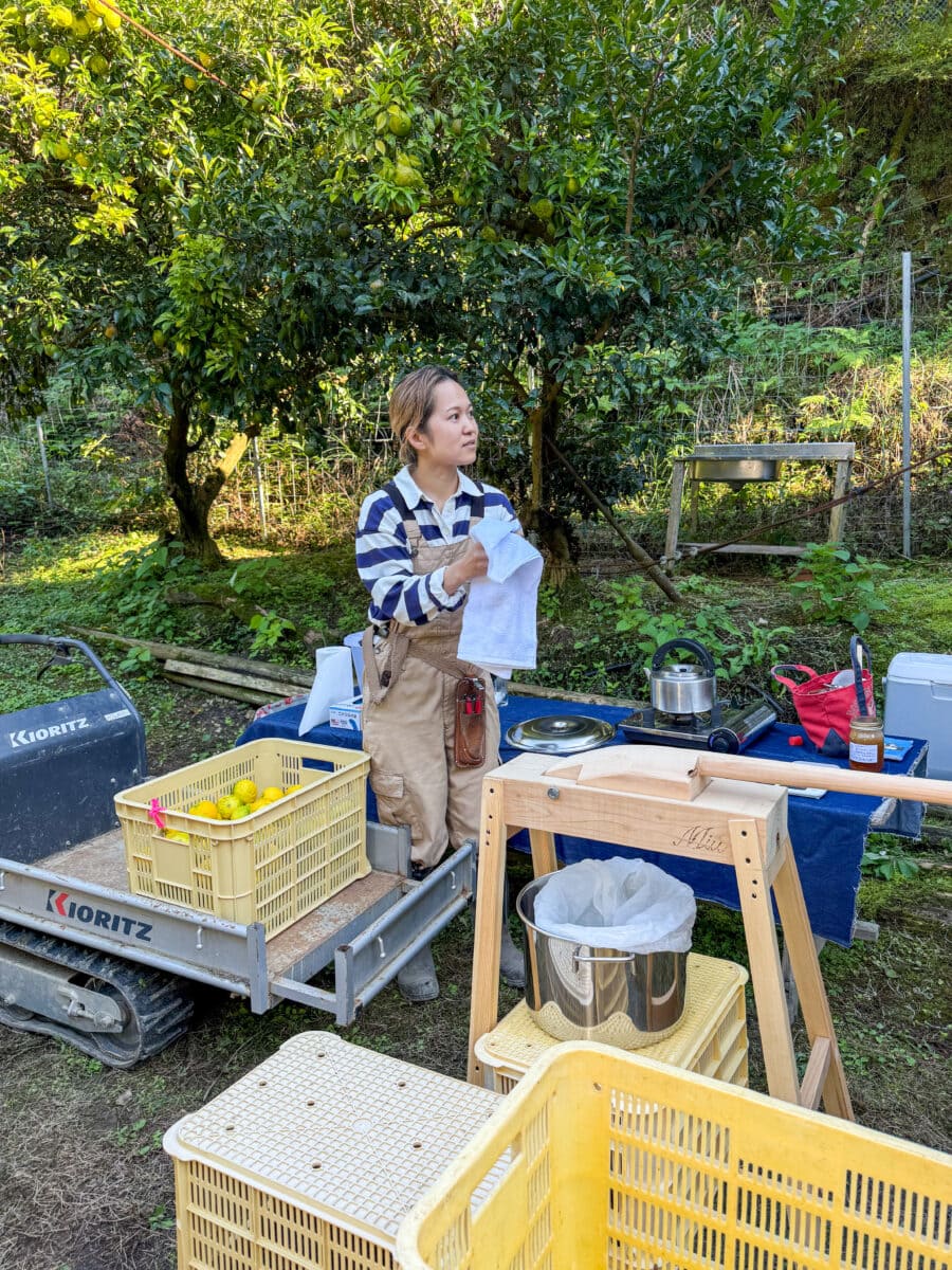 Miu van Ourgarden Farm maakt yuzu schoon