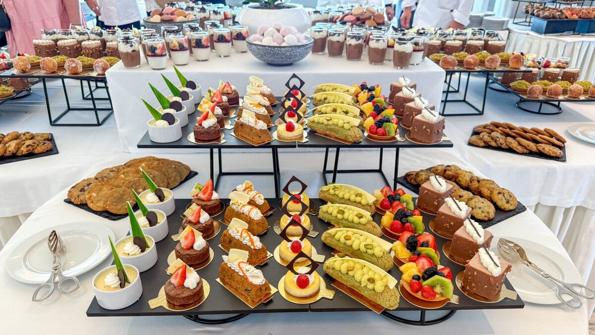 Buffet met Franse patisserie bij Oceania Cruises