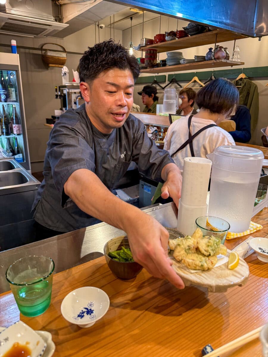 Chef-kok maakt tempura in Japan