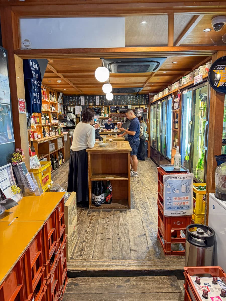 Interieur van een standing sakebar in Tokio