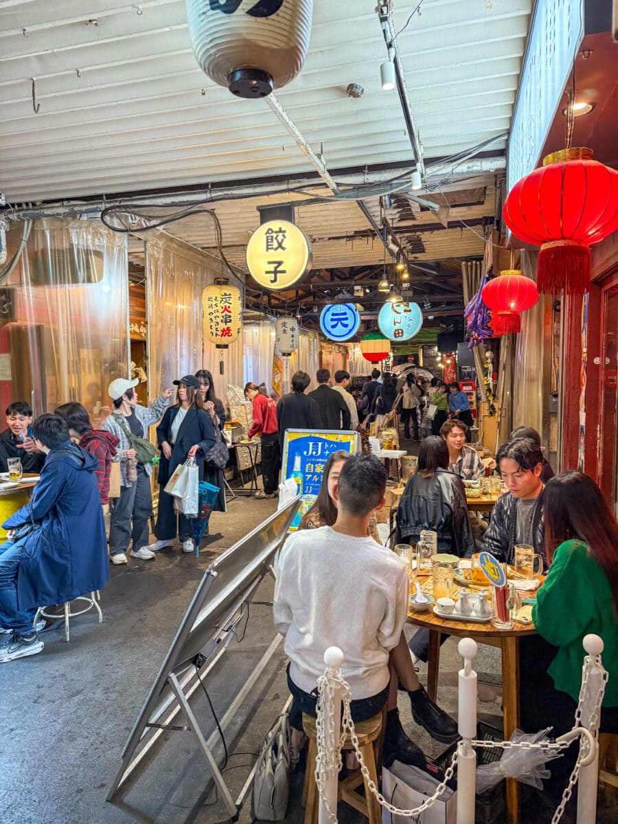 Mensen zitten buiten in de wijk Tenma in Osaka