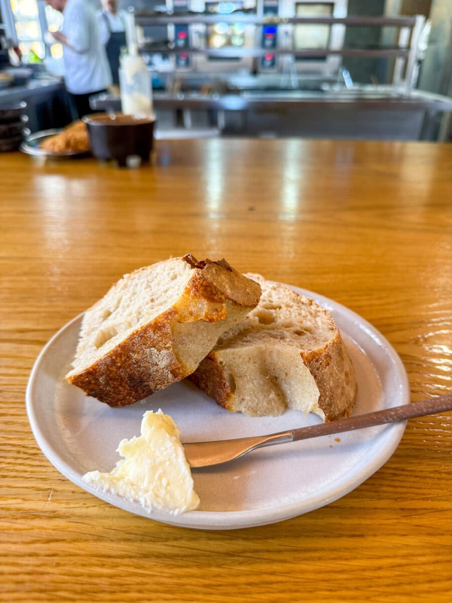 Zuurdesembrood bij Three House in Funchal