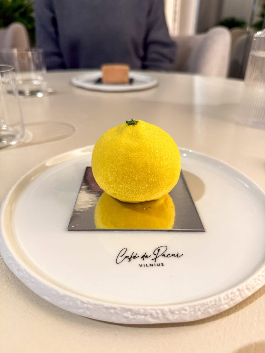 Taartje met yuzu in Vilnius
