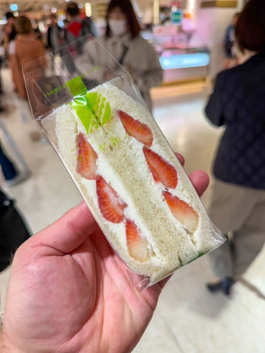 Fruit sando met aardbeien in Osaka, Japan