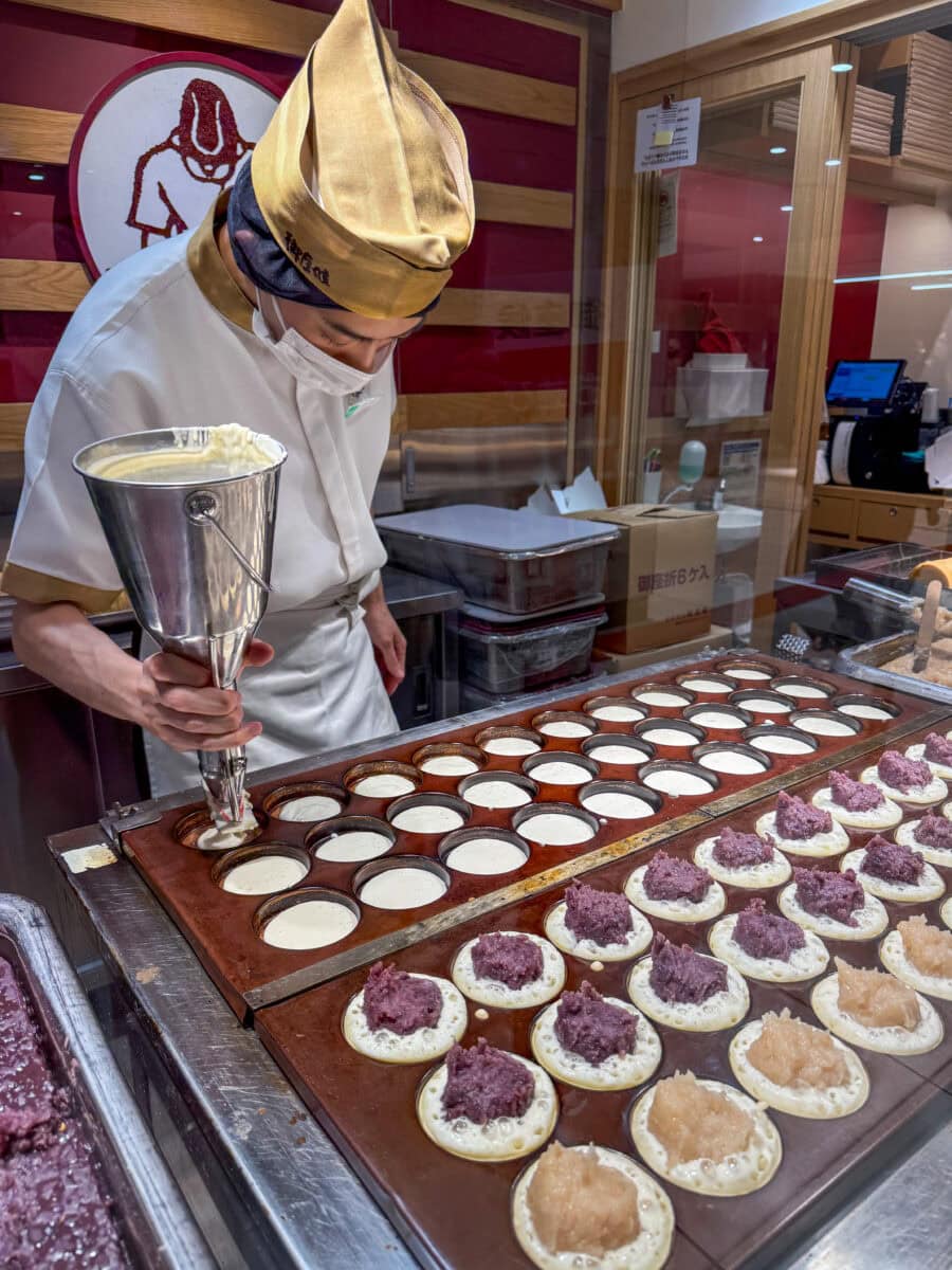 Man maakt imagawayaki in Osaka, Japan